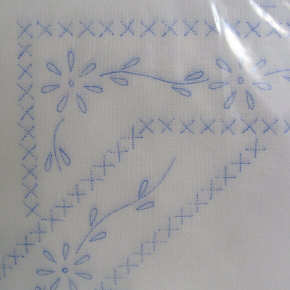 Jack Dempsey Needle Art White Quilt Blocks Lazy Daisy One Set of Six 18 X 18 NEW - Picture 4 of 11